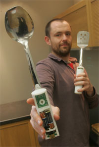 Uno de los científicos muestra los dispositivos aplicados a utensilios de cocina. Foto: The Journal.