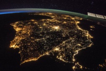 Iluminación nocturna en la Península Ibérica tomada desde la Estación Espacial Internacional. Foto: NASA.