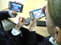 Adolescentes aprendiendo a usar la PDA. International Association for Mobile Learning