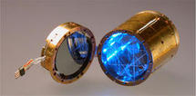 Cristal centelleador de BGO (dcha, en azul) y disco de germanio (izqda) utilizado para la detección de la luz emitida por el cristal. Imagen: IAS / SINC.