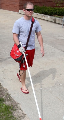 Un voluntario probando el bastón que permitiría guiar a los discapacitados visuales. Foto: Central Michigan University.