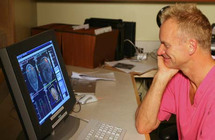 Sting admirando las reacciones de su cerebro. Foto: www.sting.com