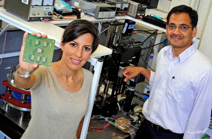 Suresh Garimella y Tannaz Harirchian, dos de los investigadores responsables del nuevo sistema de refrigeración miniaturizado que podría optimizar el funcionamiento de los motores híbridos y eléctricos. Imagen: Universidad de Purdue.