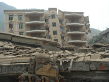 Estado de los edificios en Beichuan, China, después del terremoto de 2008 provocado tras la fabricación de una presa. Foto: 人神之间 Estado de los edificios en Beichuan, China, después del terremoto de 2008 provocado tras la fabricación de una presa. Foto: 人神之间