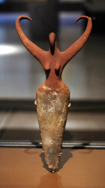Figura femenina de brazos alzados. Terracota, Egipto, período predinástico. Brooklyn Museum.