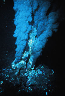 Fuente o respiradero hidrotermal. P. Rona,  NOAA