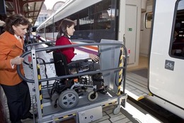 La ampliación del servicio Atendo es vital para mejorar las condiciones de accesibilidad en los trenes y las estaciones ferroviarias españolas. Imagen: espormadrid.es.