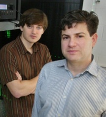 Jason Fleischer (derecha) y Dmitry Dylov (izquierda), los ingenieros de Princeton responsables del nuevo sistema. Imagen: Frank Wojciechowski / Princeton.