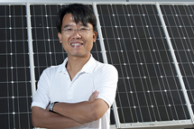 Chih-hung Chang, el profesor de la Oregon State University que dirigió la investigación sobre esta nueva tecnología aplicada a la producción de células solares de película delgada. Imagen: Oregon State University.