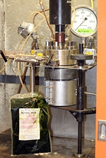 La máquina empleada para realizar el proceso de cocción a presión de las microalgas. Imagen: Nicole Moore Casal / Universidad de Michigan.