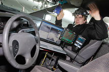 Cámaras capturan los movimientos oculares del conductor, que se convierten en señales de control para el volante. Fuente: Christian Kielmann