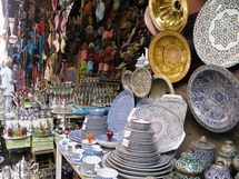 Comercios y calles en el Zoco de Marrakech. Fuente: Everystockphoto.