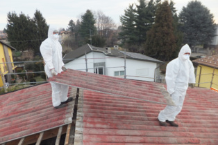 Desmantelamiento de amianto. Foto: Montagnoli Rino. Desmantelamiento de amianto. Foto: Montagnoli Rino.
