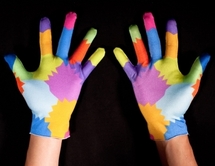Los guantes del nuevo sistema de interfaz gestual. Fuente: MIT