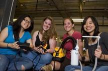 Parte del equipo de estudiantes e ingenieros de la Rice University que desarrolló el nuevo dispositivo de succión dental portátil. Imagen: Jeff Fitlow/Rice University.