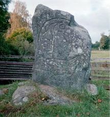 Piedra picta en Strathpeffer, Escocia, representando un águila. Fuente: Wikimedia Commons.