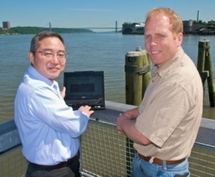 Hansong Tang (izquierda) y Brian Vant, dos de los ingenieros a cargo del estudio que intenta determinar los 20 mejores sitios para el desarrollo de la energía hidrocinética en Nueva Jersey y Nueva York. Imagen: City College de Nueva York.