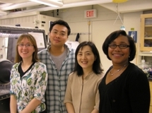 El equipo encargado de esta importante investigación, que podría optimizar el uso de baterías de litio-ion en automóviles eléctricos y dispositivos electrónicos. Imagen: MIT.