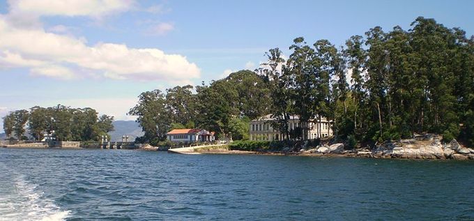 Panoramica de las islas de San Simón (dcha. de la imagen) y San Antón. Foto: Hugo P. Wikipedia.