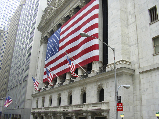 La bolsa de Valores de Nueva York cubierta con la bandera de EE.UU. Foto: BlackRockr. Stock.xchng