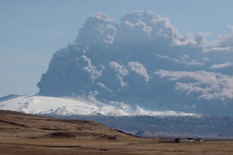 La nube del volcán islandés que paralizó la navegación aérea. Foto: Boaworm. Wikipedia.