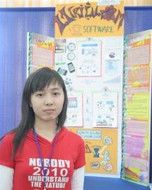 Nguyen Kim Hoang Nhu en la feria donde presentó su software. Tuổi Trẻ. Nguyen Kim Hoang Nhu en la feria donde presentó su software. Tuổi Trẻ.