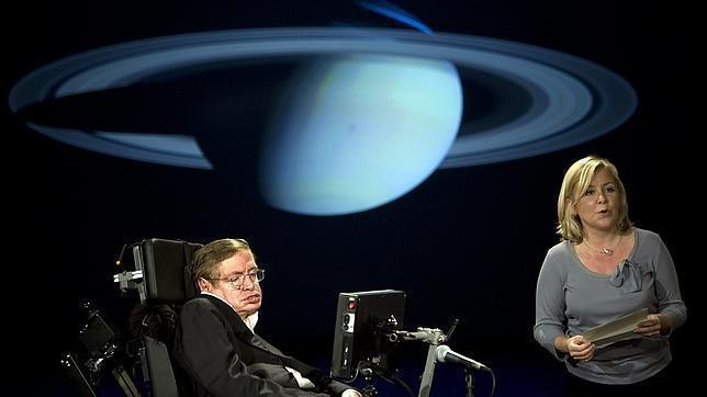 Stephen Hawking, junto a su hija Lucy,  imparte una conferencia en Washington. AFP
