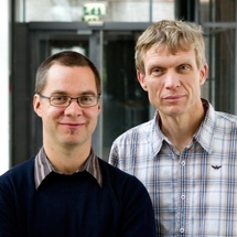 Gustav Vaaje-Kolstad Researcher (izquierda) y Vincent G.H. Eijsink (derecha), parte del equipo de investigadores de la UMB. Imagen: Håkon Sparre.