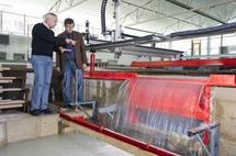 El ingeniero civil Albert Sepp (izquierda) y el profesor Peter Rutschmann (derecha), co-creadores del diseño de las nuevas plantas hidroeléctricas a pequeña escala. Imagen: Technische Universitaet Muenchen (TUM).