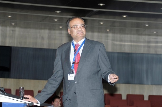 El profesor dr. Tapan K. Sarkar, en un momento de su conferencia