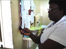 Una enfermera usa su móvil en un hospital de Ghana. Foto: 	Edelmac. Wikipedia.