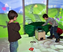 Una pareja de niños prueba el sistema “Playtime Computing”. Fuente: MIT