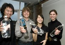 Chin Jung Cheng, Charlie Matlack, Penny Huang y Jacqueline Linnes, los estudiantes que desarrollaron el nuevo sistema de desinfección solar de agua en botellas de plástico. Imagen: University of Washington.