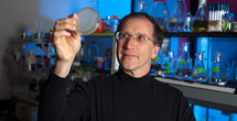 Michael Hecht en su laboratorio. Fuente: Universidad de Princeton.