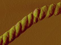 Vista en microscopio de la cuerda a nanoescala conformada por los polímeros, con una resolución de una millonésima de metro. Imagen: Lawrence Berkeley National Laboratory.