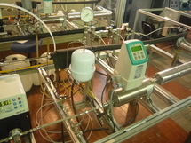 Dispositivo de estudio del agua y los nanofluidos como refrigerantes a tiempo real  y en las mismas condiciones. Foto: Autora.
