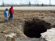 Agujero en la tierra de Alaska debido a la pérdida del permafrost (NCAR).