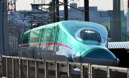 El interesante diseño de la serie E5 Hayabusa, que marca una nueva era en la alta velocidad ferroviaria japonesa. Imagen: panoramadiario.com