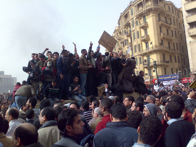 Manifestantes en la plaza Tahrir de El Cairo, en enero de 2011. Fuente: Wikimedia Commons.