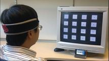 Números oscilando en una pantalla a diversas frecuencias. La banda EEG colocada en la cabeza registra las señales neuronales para permitir al usuario utilizar el móvil sólo con la mente. Fuente: Universidad de California en San Diego.