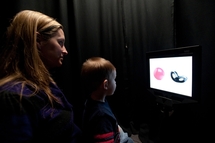 Un niño mira los objetos de la pantalla ante un monitor especial dotado de un dispositivo que capta el movimiento de sus ojos. Fuente: Universidad de Rochester