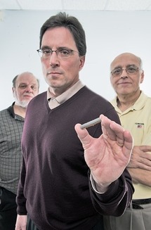 Parte del equipo de ingenieros que ha desarrollado este trascendente avance en el campo del control térmico de dispositivos electrónicos. Imagen: NASA.