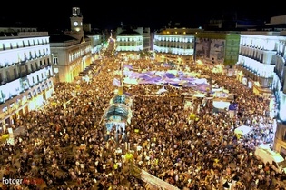 La Puerta del Sol de Madrid, noche del 20 de mayo. Fuente: Wikimedia Commons.