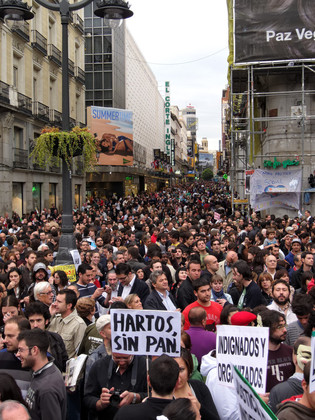 El 19 de mayo la concentración en Madrid rebasaba ya la Puerta del Sol y se extendía por calles aledañas. Fuente: Wikimedia Commons.