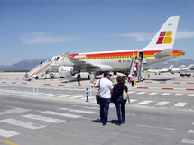 Embarque de un avión de Iberia desde la plataforma. Fuente: Wikimedia Commons.