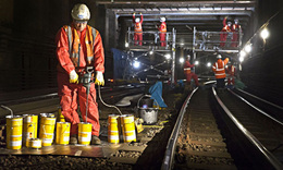 Los trabajos de fortalecimiento en la estructura del metro de Londres se desarrollaron en horas de la noche, cuando el servicio está interrumpido, para garantizar de esta forma el menor impacto posible para los usuarios. Imagen: Rail.co