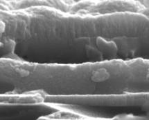 Esta imagen tomada con microscopio electrónico muestra los diversos compuestos de una célula solar de calcopirita, que puede fabricarse de forma mucho más barata gracias a la técnica de impresión de inyección de tinta. Fuente: OSU.