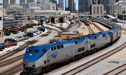 Estados Unidos busca avanzar en infraestructuras que logren disminuir la congestión ferroviaria en los grandes centros urbanos y comerciales. Imagen: Rail.co / C Huddleston.