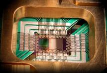 Chip fabricado en otro ámbito, por D-Wave Systems Inc., diseñado para operar como procesador cuántico. Fuente: Wikimedia Commons.