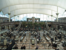Área de chequeo de equipaje de mano y de pasajeros en Denver, Colorado (Estados Unidos). Fuente: Wikimedia Commons.